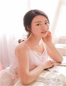rentiyishu1-女孩迈开腿喂男孩吃草莓膀胱
