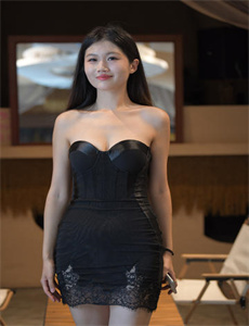 着牛仔裤的钟馗